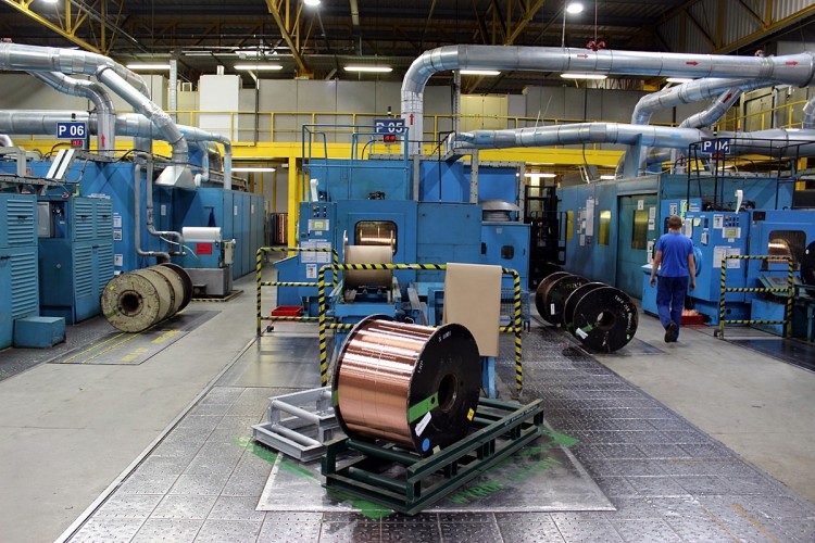 Podwrocławska fabryka produkuje 45 tys. kilometrów kabli tygodniowo. Zobacz, jak wygląda ich produkcja [ZDJĘCIA], Bartosz Senderek